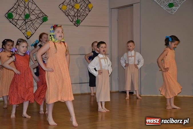 Zdjęcie w galerii na portalu naszraciborz.pl: XXI Gminny Przegląd Młodych Talentów w Tworkowie  wiadomości z regionu