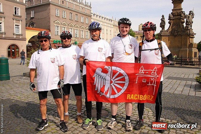 Zdjęcie w galerii na portalu naszraciborz.pl: Damian Mika wraz z ekipą wyruszył na dłuższą wycieczkę rowerową. Panowie mają do pokonania łącznie około 1300 kilometrów! wiadomości z regionu