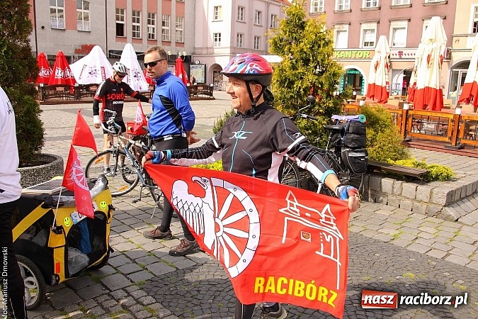 Zdjęcie w galerii na portalu naszraciborz.pl: Damian Mika wraz z ekipą wyruszył na dłuższą wycieczkę rowerową. Panowie mają do pokonania łącznie około 1300 kilometrów! wiadomości z regionu