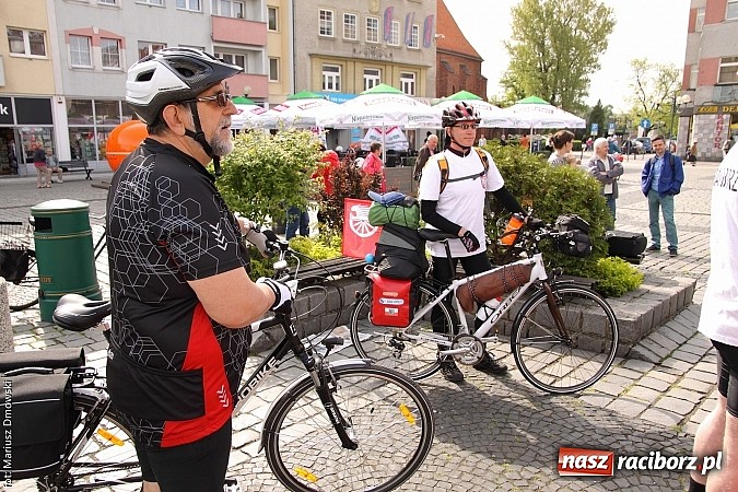 Zdjęcie w galerii na portalu naszraciborz.pl: Damian Mika wraz z ekipą wyruszył na dłuższą wycieczkę rowerową. Panowie mają do pokonania łącznie około 1300 kilometrów! wiadomości z regionu