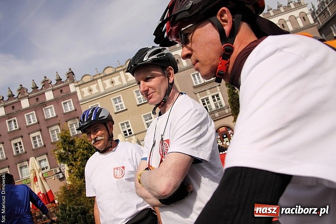 Zdjęcie w galerii na portalu naszraciborz.pl: Damian Mika wraz z ekipą wyruszył na dłuższą wycieczkę rowerową. Panowie mają do pokonania łącznie około 1300 kilometrów! wiadomości z regionu