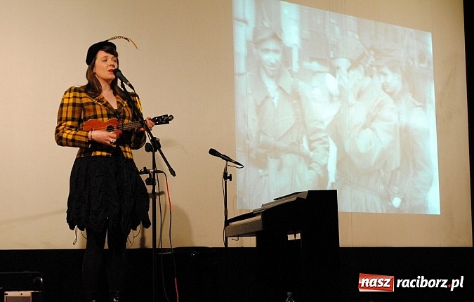 Zdjęcie w galerii na portalu naszraciborz.pl: Katy Carr podbiła serca publiczności w Kietrzu wiadomości z regionu