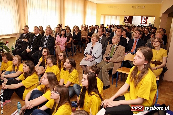 Zdjęcie w galerii na portalu naszraciborz.pl: Kuźnia talent&oacute;w z Weltzla, czyli 15-lecie Dyzia Gimnazjalisty wiadomości z regionu