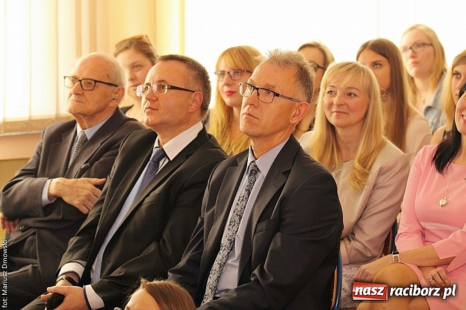Zdjęcie w galerii na portalu naszraciborz.pl: Kuźnia talent&oacute;w z Weltzla, czyli 15-lecie Dyzia Gimnazjalisty wiadomości z regionu
