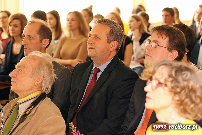 Zdjęcie w galerii na portalu naszraciborz.pl: Kuźnia talent&oacute;w z Weltzla, czyli 15-lecie Dyzia Gimnazjalisty wiadomości z regionu