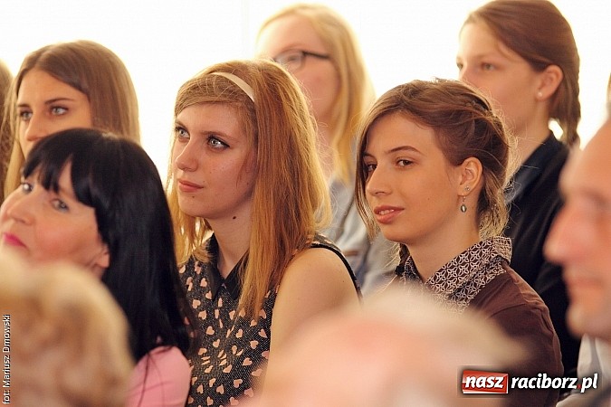 Zdjęcie w galerii na portalu naszraciborz.pl: Kuźnia talent&oacute;w z Weltzla, czyli 15-lecie Dyzia Gimnazjalisty wiadomości z regionu