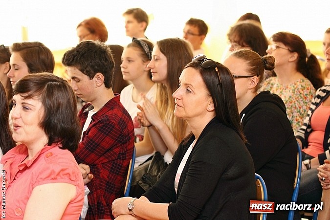 Zdjęcie w galerii na portalu naszraciborz.pl: Kuźnia talent&oacute;w z Weltzla, czyli 15-lecie Dyzia Gimnazjalisty wiadomości z regionu