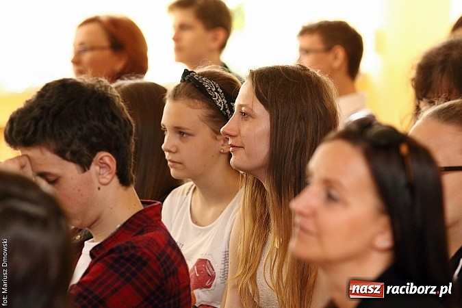 Zdjęcie w galerii na portalu naszraciborz.pl: Kuźnia talent&oacute;w z Weltzla, czyli 15-lecie Dyzia Gimnazjalisty wiadomości z regionu