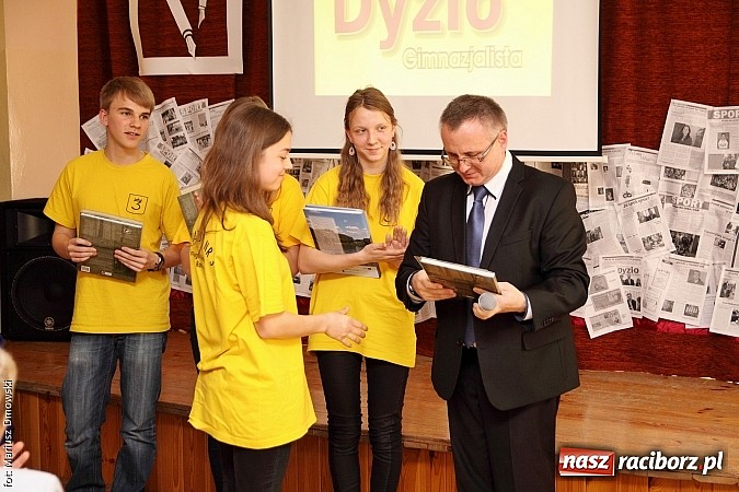 Zdjęcie w galerii na portalu naszraciborz.pl: Kuźnia talent&oacute;w z Weltzla, czyli 15-lecie Dyzia Gimnazjalisty wiadomości z regionu