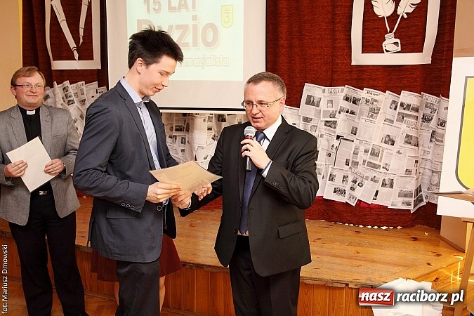 Zdjęcie w galerii na portalu naszraciborz.pl: Kuźnia talent&oacute;w z Weltzla, czyli 15-lecie Dyzia Gimnazjalisty wiadomości z regionu