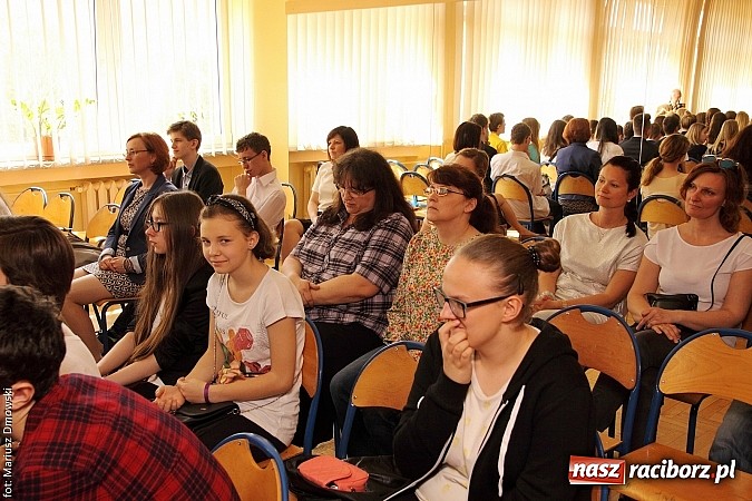 Zdjęcie w galerii na portalu naszraciborz.pl: Kuźnia talent&oacute;w z Weltzla, czyli 15-lecie Dyzia Gimnazjalisty wiadomości z regionu