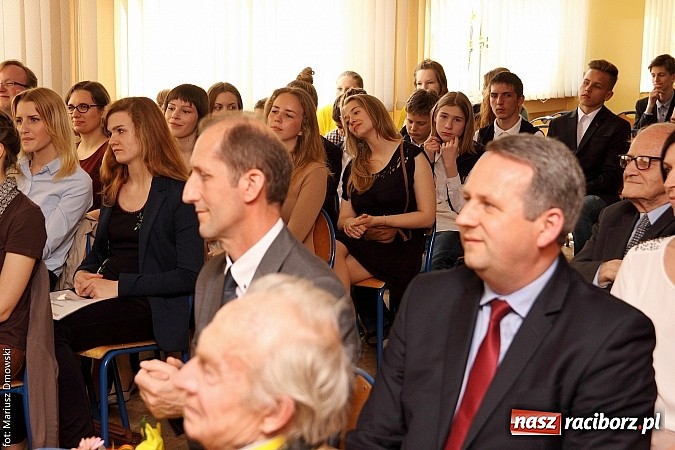 Zdjęcie w galerii na portalu naszraciborz.pl: Kuźnia talent&oacute;w z Weltzla, czyli 15-lecie Dyzia Gimnazjalisty wiadomości z regionu