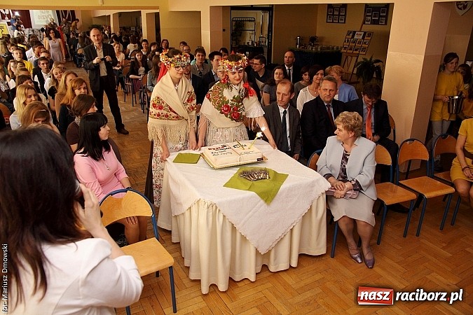 Zdjęcie w galerii na portalu naszraciborz.pl: Kuźnia talent&oacute;w z Weltzla, czyli 15-lecie Dyzia Gimnazjalisty wiadomości z regionu