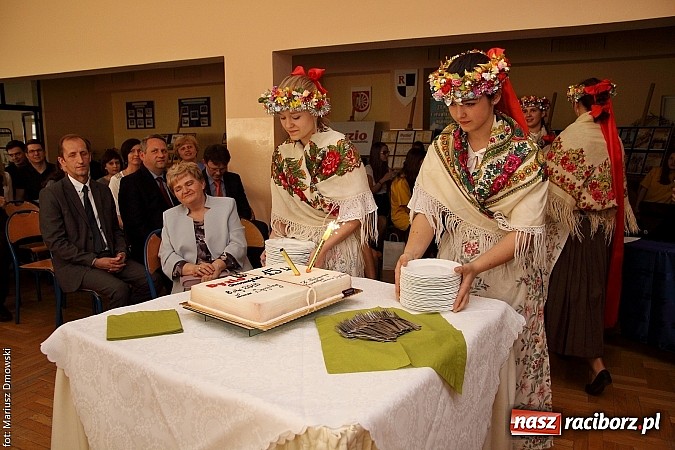 Zdjęcie w galerii na portalu naszraciborz.pl: Kuźnia talent&oacute;w z Weltzla, czyli 15-lecie Dyzia Gimnazjalisty wiadomości z regionu