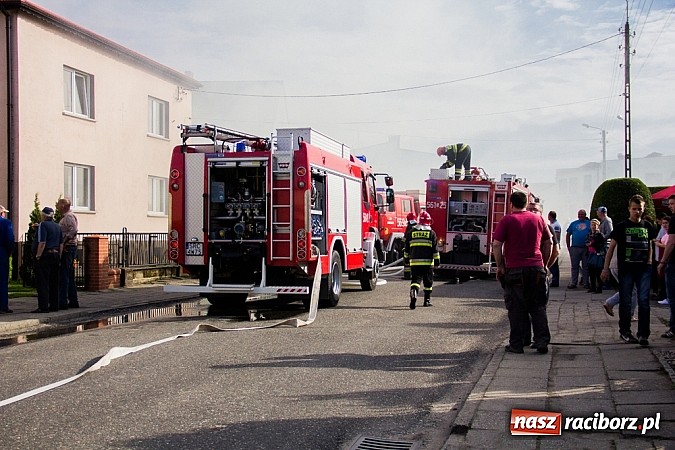 Zdjęcie w galerii na portalu naszraciborz.pl: Pożar stodoły w Borucinie. Podczas akcji strażacy musieli ewakuować zwierzęta wiadomości z regionu