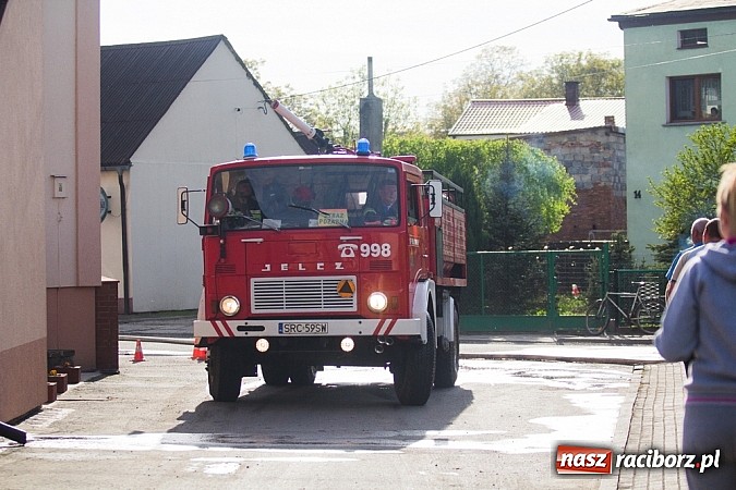 Zdjęcie w galerii na portalu naszraciborz.pl: Pożar stodoły w Borucinie. Podczas akcji strażacy musieli ewakuować zwierzęta wiadomości z regionu