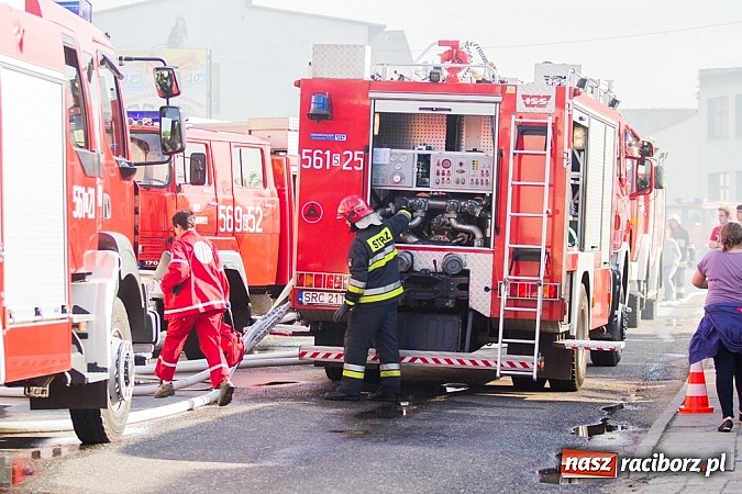 Zdjęcie w galerii na portalu naszraciborz.pl: Pożar stodoły w Borucinie. Podczas akcji strażacy musieli ewakuować zwierzęta wiadomości z regionu