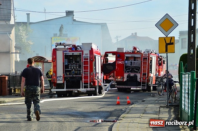Zdjęcie w galerii na portalu naszraciborz.pl: Pożar stodoły w Borucinie. Podczas akcji strażacy musieli ewakuować zwierzęta wiadomości z regionu