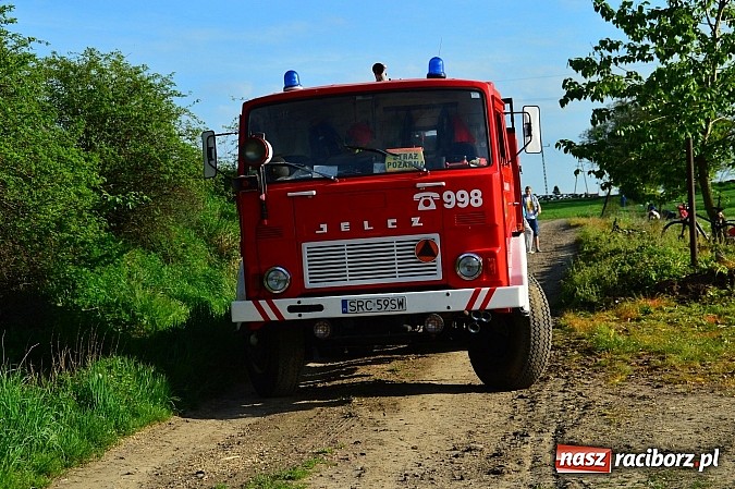 Zdjęcie w galerii na portalu naszraciborz.pl: Pożar stodoły w Borucinie. Podczas akcji strażacy musieli ewakuować zwierzęta wiadomości z regionu