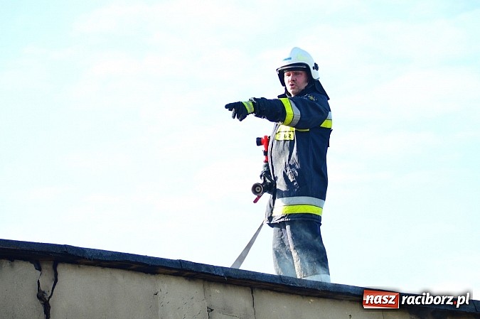 Zdjęcie w galerii na portalu naszraciborz.pl: Pożar stodoły w Borucinie. Podczas akcji strażacy musieli ewakuować zwierzęta wiadomości z regionu