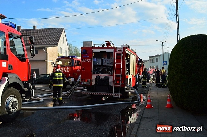 Zdjęcie w galerii na portalu naszraciborz.pl: Pożar stodoły w Borucinie. Podczas akcji strażacy musieli ewakuować zwierzęta wiadomości z regionu