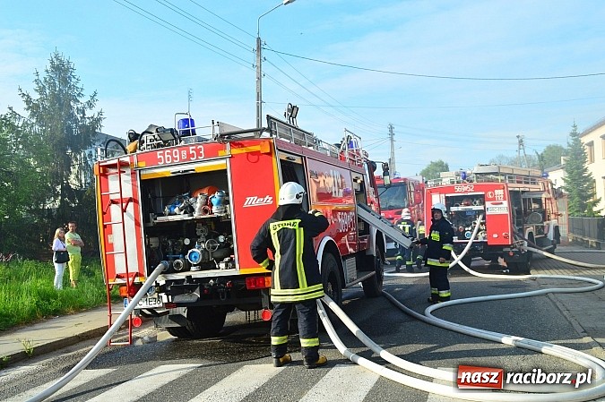 Zdjęcie w galerii na portalu naszraciborz.pl: Pożar stodoły w Borucinie. Podczas akcji strażacy musieli ewakuować zwierzęta wiadomości z regionu