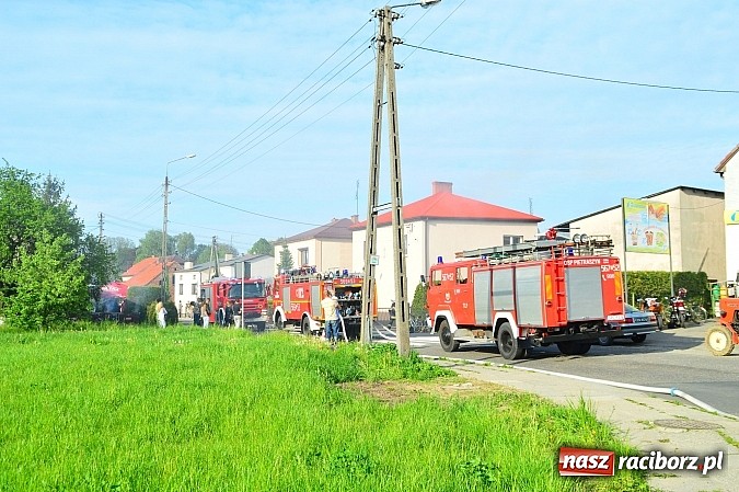 Zdjęcie w galerii na portalu naszraciborz.pl: Pożar stodoły w Borucinie. Podczas akcji strażacy musieli ewakuować zwierzęta wiadomości z regionu