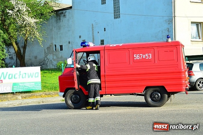 Zdjęcie w galerii na portalu naszraciborz.pl: Pożar stodoły w Borucinie. Podczas akcji strażacy musieli ewakuować zwierzęta wiadomości z regionu