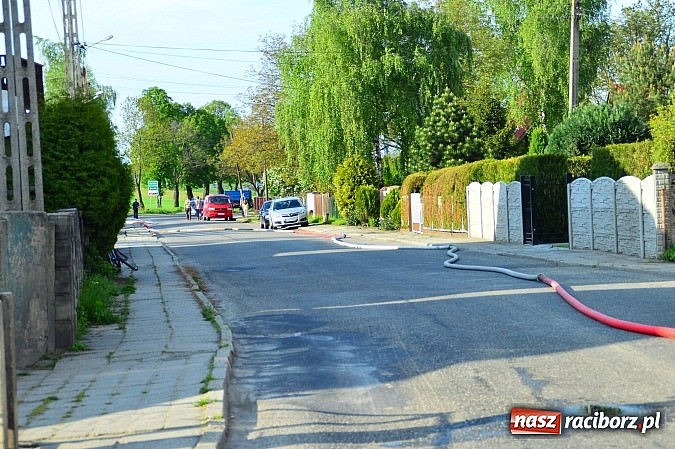Zdjęcie w galerii na portalu naszraciborz.pl: Pożar stodoły w Borucinie. Podczas akcji strażacy musieli ewakuować zwierzęta wiadomości z regionu