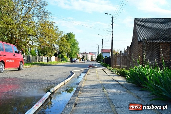 Zdjęcie w galerii na portalu naszraciborz.pl: Pożar stodoły w Borucinie. Podczas akcji strażacy musieli ewakuować zwierzęta wiadomości z regionu