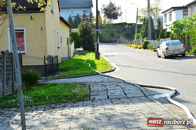Zdjęcie w galerii na portalu naszraciborz.pl: Pożar stodoły w Borucinie. Podczas akcji strażacy musieli ewakuować zwierzęta wiadomości z regionu