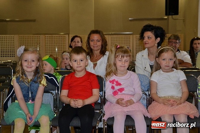 Zdjęcie w galerii na portalu naszraciborz.pl: Młode talenty na scenie w Tworkowie wiadomości z regionu