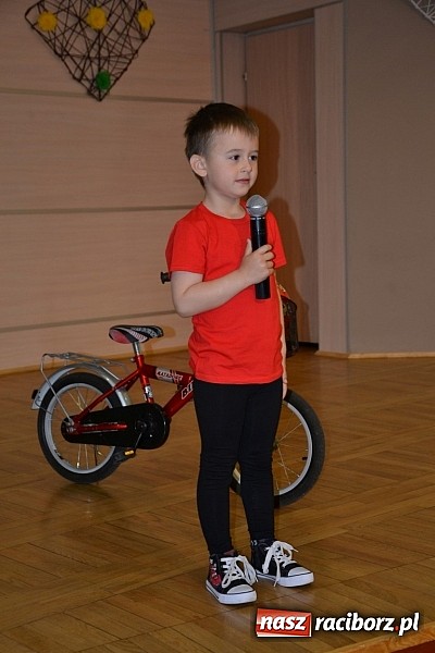 Zdjęcie w galerii na portalu naszraciborz.pl: Młode talenty na scenie w Tworkowie wiadomości z regionu