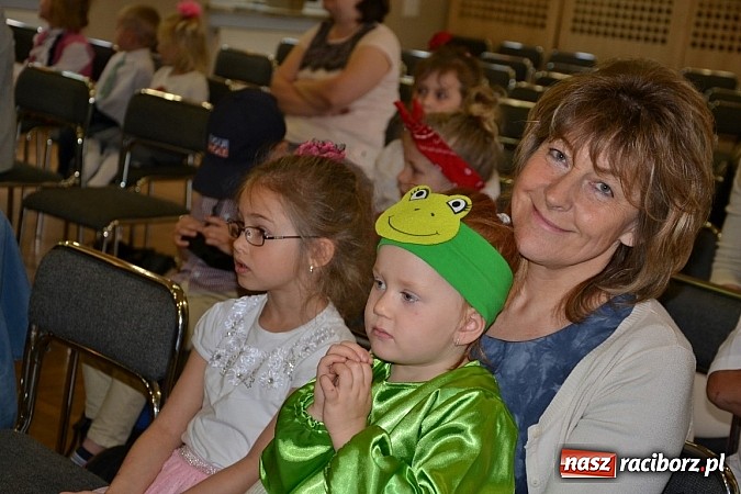 Zdjęcie w galerii na portalu naszraciborz.pl: Młode talenty na scenie w Tworkowie wiadomości z regionu