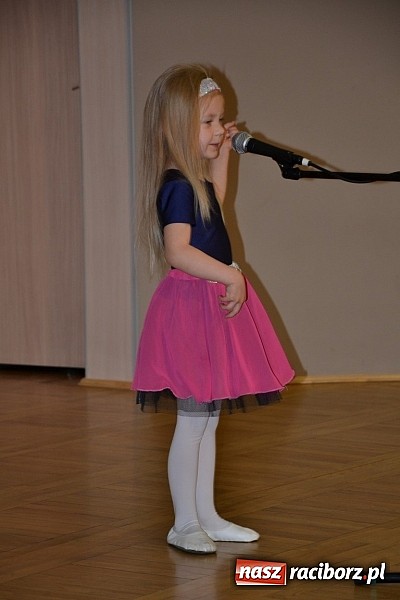 Zdjęcie w galerii na portalu naszraciborz.pl: Młode talenty na scenie w Tworkowie wiadomości z regionu