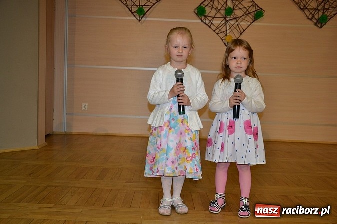 Zdjęcie w galerii na portalu naszraciborz.pl: Młode talenty na scenie w Tworkowie wiadomości z regionu