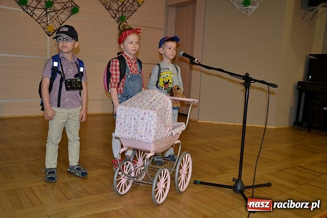 Zdjęcie w galerii na portalu naszraciborz.pl: Młode talenty na scenie w Tworkowie wiadomości z regionu