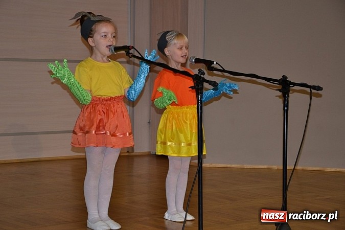 Zdjęcie w galerii na portalu naszraciborz.pl: Młode talenty na scenie w Tworkowie wiadomości z regionu