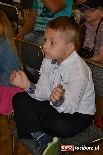 Zdjęcie w galerii na portalu naszraciborz.pl: Młode talenty na scenie w Tworkowie wiadomości z regionu