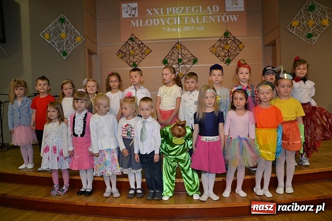 Zdjęcie w galerii na portalu naszraciborz.pl: Młode talenty na scenie w Tworkowie wiadomości z regionu