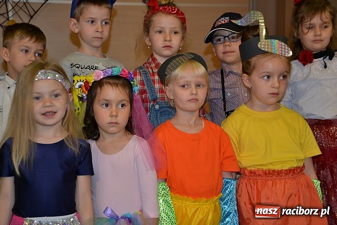 Zdjęcie w galerii na portalu naszraciborz.pl: Młode talenty na scenie w Tworkowie wiadomości z regionu