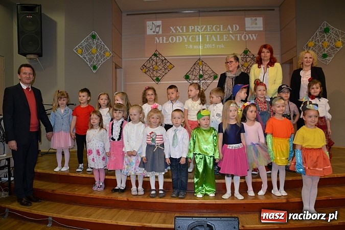 Zdjęcie w galerii na portalu naszraciborz.pl: Młode talenty na scenie w Tworkowie wiadomości z regionu