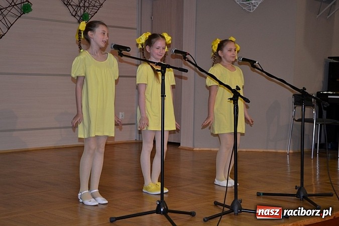 Zdjęcie w galerii na portalu naszraciborz.pl: Młode talenty na scenie w Tworkowie wiadomości z regionu