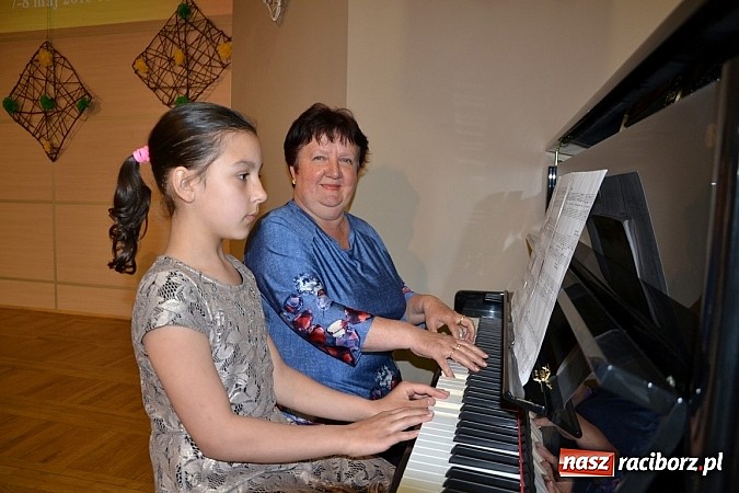 Zdjęcie w galerii na portalu naszraciborz.pl: Młode talenty na scenie w Tworkowie wiadomości z regionu