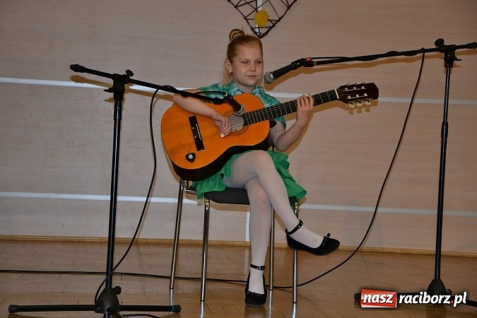 Zdjęcie w galerii na portalu naszraciborz.pl: Młode talenty na scenie w Tworkowie wiadomości z regionu