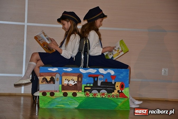 Zdjęcie w galerii na portalu naszraciborz.pl: Młode talenty na scenie w Tworkowie wiadomości z regionu