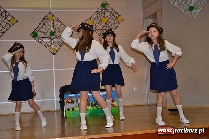Zdjęcie w galerii na portalu naszraciborz.pl: Młode talenty na scenie w Tworkowie wiadomości z regionu