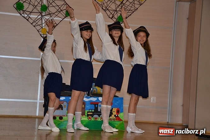 Zdjęcie w galerii na portalu naszraciborz.pl: Młode talenty na scenie w Tworkowie wiadomości z regionu