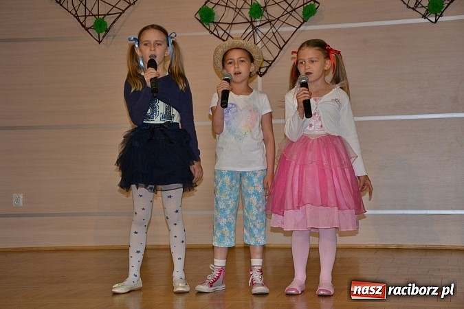 Zdjęcie w galerii na portalu naszraciborz.pl: Młode talenty na scenie w Tworkowie wiadomości z regionu