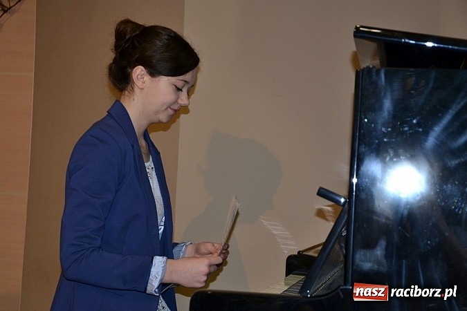 Zdjęcie w galerii na portalu naszraciborz.pl: Młode talenty na scenie w Tworkowie wiadomości z regionu